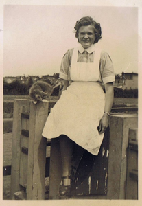 805094 Portret van (vermoedelijk) een medewerker van het Stichting Babyhuis te Haarlem. N.B. De foto is afkomstig uit ...